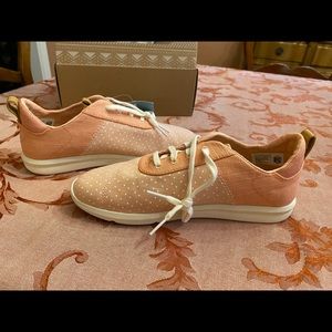 Tom’s Women’s Cabrillo coral sneakers Size 8